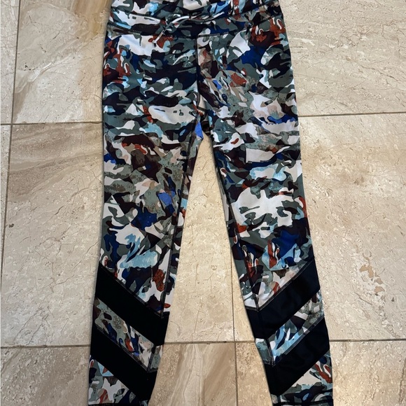 Free People FP movement size Medium Daybreak Camo 7/8 Legging with mesh - Picture 3 of 5